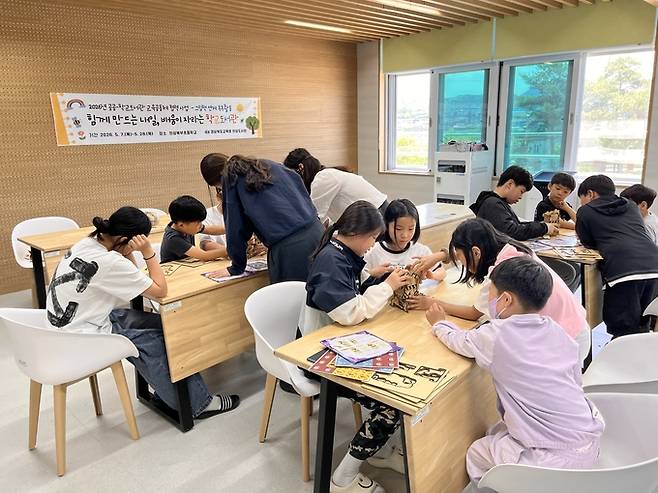 ▲ 14일 의성북부초등학교에서 열린 그림책 연계 독후활동 프로그램에서 학생들이 보드게임 활동에 참여하고 있다. 이날 학생들은 그림책 내용을 바탕으로 환경과 생태 문제를 이해하는 체험형 독서수업을 진행했다. 의성도서관 제공.