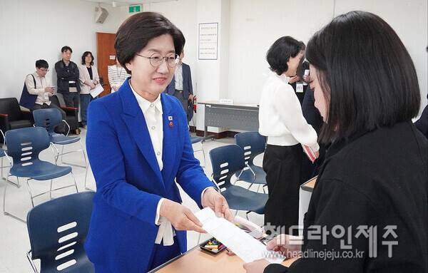 6.3지방선거 후보등록 첫날인 14일 고의숙 교육감 후보가 후보등록 서류를 제출하고 있다. ⓒ헤드라인제주