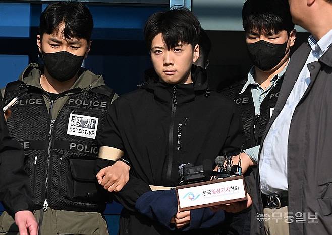 광주광산구 월계동 살인사건 피의자 장윤기가 14일 서부경찰서 유치장에서 검찰로 송치되기 위해 호송차로 이동하고 있다.
양광삼기자 ygs02@mdilbo.com