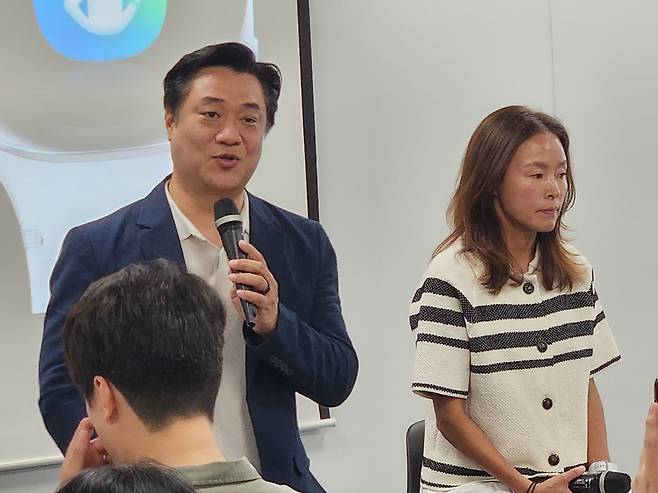 14일 진행된 갤럭시 워치·삼성 헬스 미디어 브리핑에서 최준일(왼쪽) 삼성전자 MX사업부 디지털헬스팀 상무가 삼성 헬스를 소개하고 있다./사진=도다솔 기자