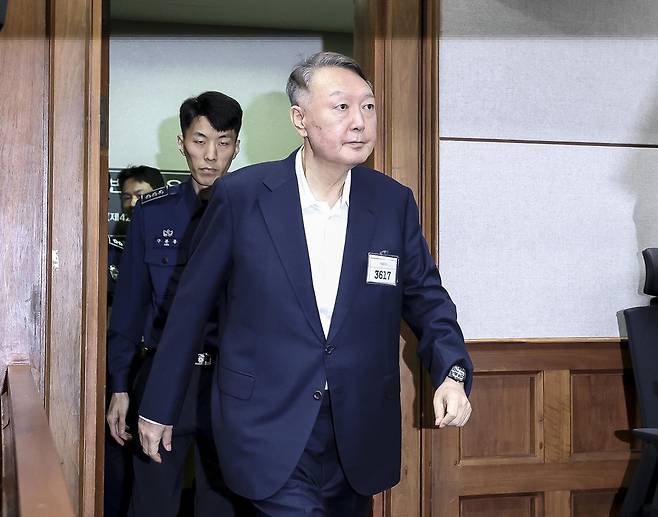 윤석열 전 대통령이 지난해 9월 26일 서울 서초구 서울중앙지법에서 열린 특수공무집행방해, 직권남용 권리행사 방해 혐의 재판에 출석하고 있다.사진=뉴시스