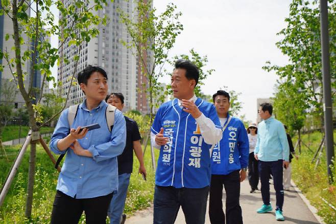 이광재 더불어민주당 경기 하남시 갑 국회의원 후보가 10일 하남 감일동에서 이데일리와 인터뷰하고 있다.(사진=이광재 후보 캠프)