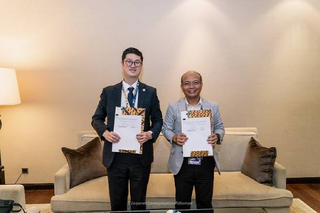 나라스페이스[김민식 사업개발부 부장(나라스페이스, 왼쪽)과 Anggoro K. Widiawan Chief Development Officer(Telkomsat, 오른쪽) 협약 체결 기념 촬영 사진]