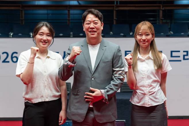 PBA 팀리그 드래프트에서 새로운 팀에 지명된 강지은(왼쪽), 강동궁(가운데), 신인 최봄이. 사진=PBA