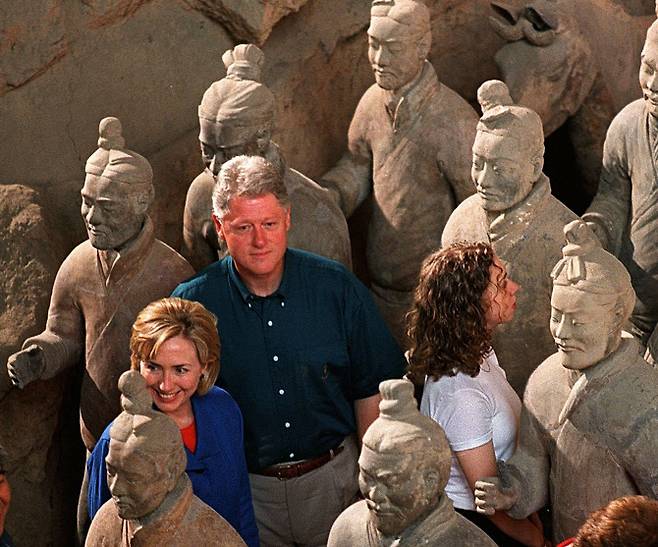 1998년 시안 병마용갱을 방문한 빌 클린턴 미국 대통령 가족.(사진=AFP)