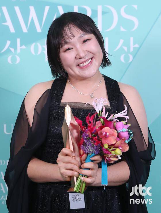 개그맨 이수지가 8일 오후 서울 강남구 코엑스 D홀에서 열린 '제62회 백상예술대상'에서 방송부문 여자 예능상을 수상하고 트로피 세리머니를 하고 있다. 방송·영화·연극과 뮤지컬을 아우르는 국내 유일무이 종합 예술 시상식 '제62회 백상예술대상 with 구찌'가 8일 오후 7시 50분 서울 강남구 코엑스 D홀에서 개최된다. JTBC·JTBC2·JTBC4에서 동시 생중계되며, 네이버에서 디지털 독점 생중계된다. 특별취재반 / 2026. 05. 08/