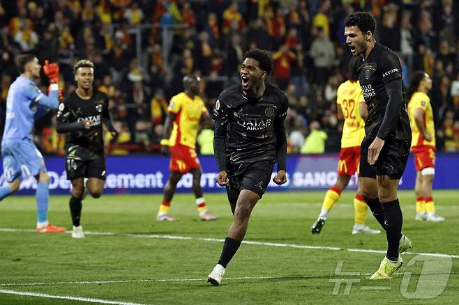 PSG 이브라힘 음바예가 14일 랑스를 상대로 득점 후 포효하고 있다. ⓒ AFP=뉴스1