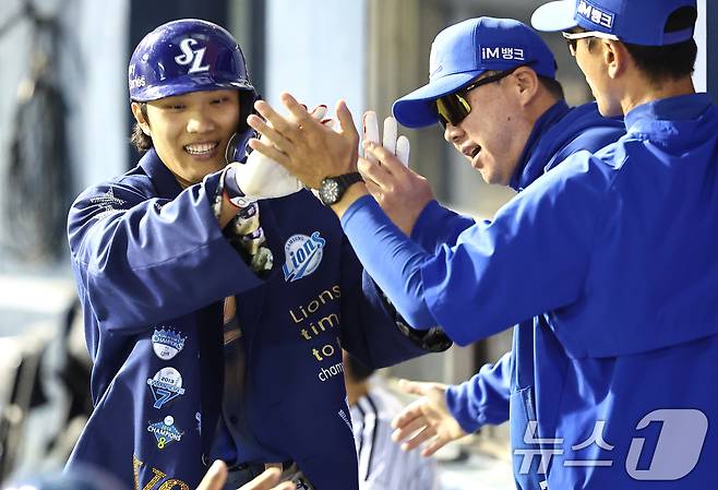 12일 오후 서울 송파구 잠실야구장에서 열린 프로야구 '2026 신한은행 SOL KBO리그' 삼성 라이온즈와 LG 트윈스의 경기, 삼성 박진만 감독이 9회초 선두타자로 나서 홈런을 친 삼성 이재현을 맞이하고 있다. 2026.5.12 ⓒ 뉴스1 김도우 기자