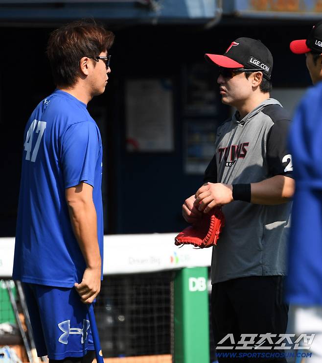 12일 잠실구장에서 열린 LG와 삼성의 경기. 삼성 강민호가 LG 박동원과 인사를 나누고 있다. 잠실=박재만 기자 pjm@sportschosun.com/2026.05.12/