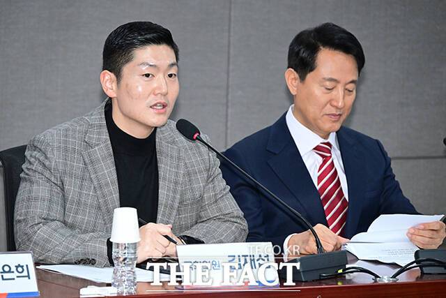 김재섭 국민의힘 의원은 13일 기자회견을 열고 지난 1995년 양천구의회 속기록을 공개하며 당시 양천구청장 비서로 근무하던 정원오 후보가 국회의원 보좌관 이모 씨와 언쟁을 벌이던 중 이 씨와 현장에 출동한 경찰관을 폭행한 혐의로 벌금 300만 원을 선고받았다고 주장했다. 김 의원과 오세훈 서울시장 후보. /남윤호 기자