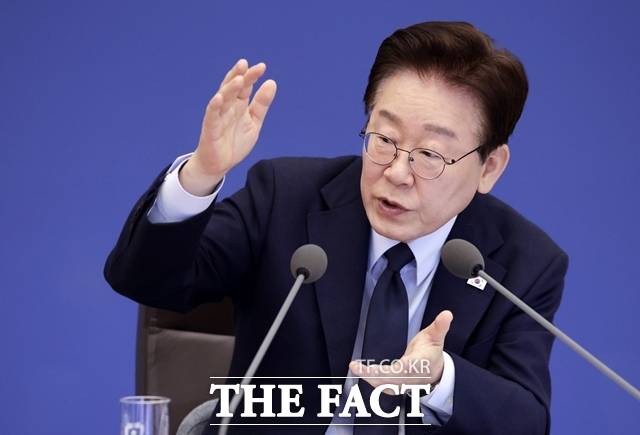 이재명 정부가 KTX와 SRT를 하나로 연결해 운행하는 '시범 중련열차'를 도입한다. 사진은 이재명 대통령이 지난 6일 청와대에서 주재한 제20회 국무회의 겸 제7차 비상경제점검회의에서 발언하고 있다. /뉴시스