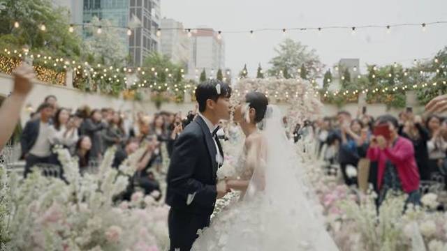공개된 신지 결혼식 영상에는 화려한 스타 하객들과 함께, 진심 어린 축가 현장이 담겨 눈길을 끌었다. 백지영은 축가에 앞서 "지선이와 각별한 사이였다"면서 감정에 북받쳐 노래를 중단하는 상황을 만들기도 했다. /유튜브 캡처