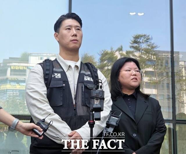 최승호 초기업노조삼성전자지부 위원장이 지난 13일 수원지법에서 취재진과 만나 사후조정 결렬 관련 입장을 밝히고 있다. /박아론 기자