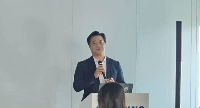 최준일 삼성전자 MX사업부 디지털헬스팀 상무가 갤럭시 워치와 삼성 헬스 기능을 소개하고 있다. (사진=지디넷코리아)