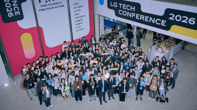 권봉석 LG 부회장(앞줄 가운데)이 14일 LG 테크 콘퍼런스 2026을 찾은영재·과학고 학생들과 기념 촬영을 하고 있다. (자료=LG)