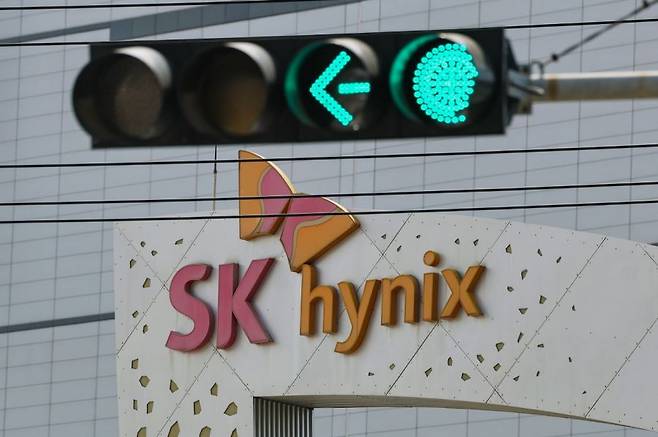 경기 이천시 SK하이닉스 본사 앞 신호등에 파란불이 켜져 있다. 연합뉴스