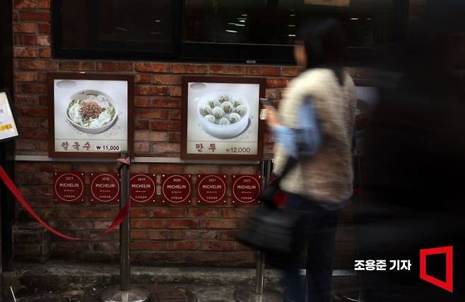외식 빈도는 국가 소득 수준과도 밀접한 관련을 보였다. 고소득 국가의 주당 평균 외식 횟수는 3.7회로, 저소득 국가의 1.1회보다 3배 이상 많았다. 미국의 경우 성인의 84%가 매주 외식을 한다고 답했다. 조용준 기자