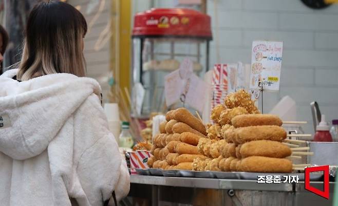연구진은 외부에서 조리된 음식, 특히 패스트푸드와 가공식품이 대체로 열량이 높고 소금, 설탕, 포화지방 함량이 많아 체중 증가에 영향을 줄 수 있다고 봤다. 조용준 기자