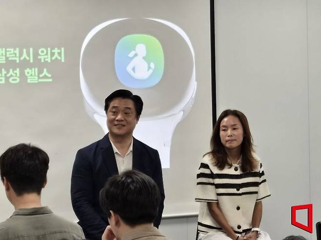 최준일 삼성전자 MX사업부 디지털헬스팀 상무(왼쪽)와 전 마라토너 국가대표 권은주 감독이 14일 서울 중구 태평로빙딩에서 열린 '갤럭시 워치·삼성 헬스 활용 러닝' 미디어 브리핑에서 질의응답을 하고 있다. 노경조 기자