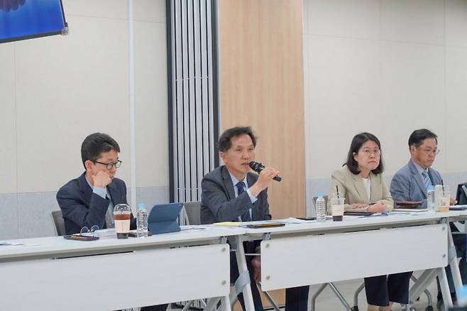 박종필 노사발전재단 사무총장(왼쪽 두번째)이 13일 서울 서대문구 노사발전재단 대회의실에서 취임 1주년 기자간담회를 열고 발언하고 있다. 노사발전재단