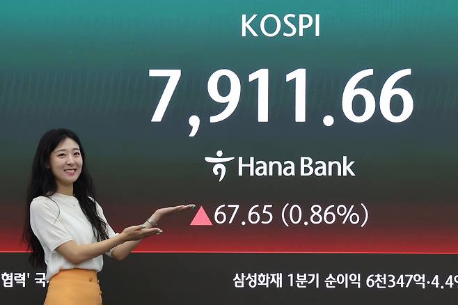 7,900선 돌파한 코스피    (서울=연합뉴스) 서대연 기자 = 14일 서울 중구 하나은행 본점 딜링룸 현황판에 코스피가 표시돼 있다.    이날 코스피는 전 거래일 대비29.90p(0.38%) 오른 7,873.91으로 출발했다. 2026.5.14    dwise@yna.co.kr/2026-05-14 09:24:14/<저작권자 ⓒ 1980-2026 ㈜연합뉴스. 무단 전재 재배포 금지, AI 학습 및 활용 금지>