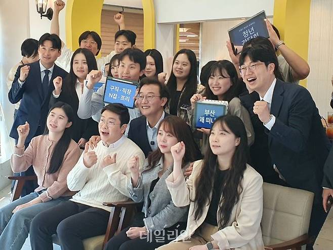 전재수 더불어민주당 부산시장 후보가 13일 부산 연제구의 한 카페에서 열린 청년 간담회를 마친 뒤 청년들과 기념촬영을 하고 있다. ⓒ데일리안 김민석 기자