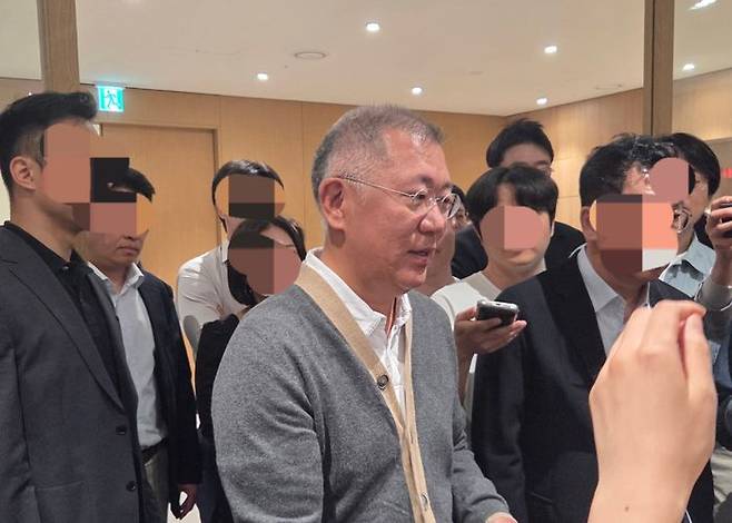 정의선 현대자동차그룹 회장이 14일 현대차그룹 양재사옥에서 열린 로비 리노베이션 기념 '로비 스토리 타운홀' 행사에 앞서 기자들의 질문에 답하고 있다. ⓒ데일리안 정진주 기자