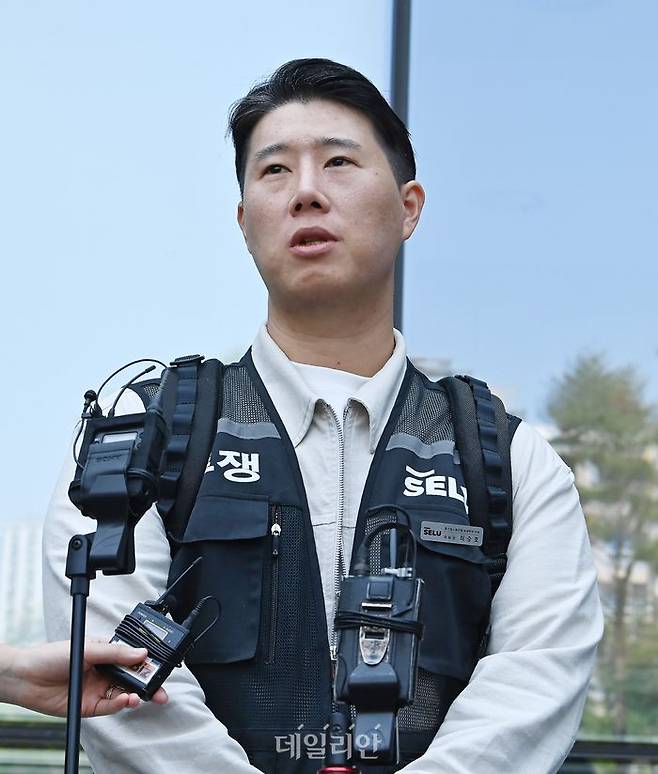 최승호 초기업노조 삼성전자지부 위원장이 지난 13일 경기 수원시 영통구 수원지방법원에서 열린 삼성전자 노조 위법 쟁의행위 금지 가처분 신청 2차 심문을 마친 뒤 입장을 밝히고 있다. ⓒ뉴시스