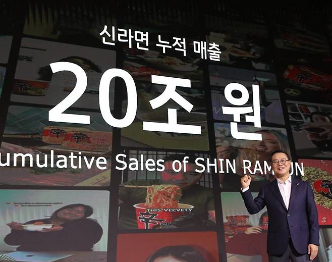 13일 서울 중구 롯데호텔 서울에서 열린 농심 신라면 출시 40주년 기자간담회에서 조용철 농심 대표가 신라면 누적 매출 20조 원 기록을 소개하고 있다. 조 대표는 “해외 시장 공략 속도를 높여 2030년 글로벌 라면 시장 1위로 도약하겠다”는 ‘비전 2030’을 설명했다. 농심 제공