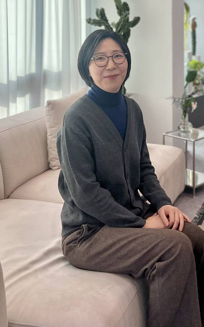 ‘필연적 혼자의 시대’를 쓴 김수영 서울대 사회복지학과 교수.                               다산북스 제공