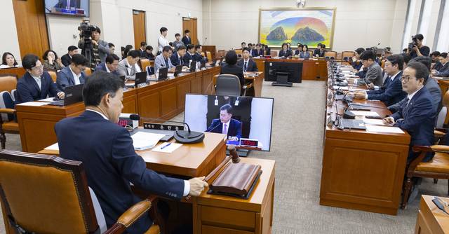 윤한홍 국회 정무위원장과 여야 정무위원들이 14일 국회에서 열린 정무위 전체 회의 각종 개정법안을 처리하고 있다. [연합뉴스]