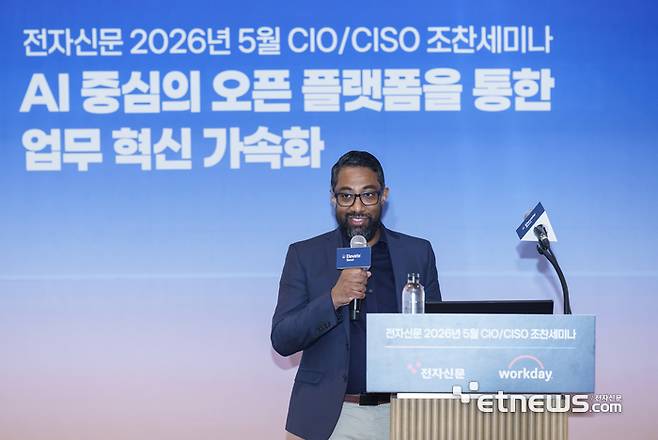 전자신문 5월 CIOCISO 조찬세미나에서 샨 무어티 워크데이 아태지역 CTO가 'AI 중심의 오픈 플랫폼을 통한 업무 혁신 가속화'를 주제로 강연하고 있다.