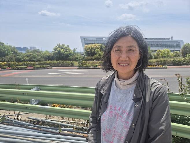 지난 4일 제주 서귀포시 강정동 해군기지가 내려다보이는 해안도로에서 만난 최성희 평화활동가. 서보미 기자