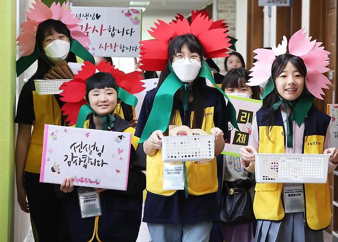 스승의 날인 2023년 5월 15일 경기 수원시 영통구 산의초등학교에서 통통봉사단원들이 직접 만든 카네이션 책갈피와 학생들이 쓴 편지를 선생님께 전달하기 위해 이동하고 있다. 수원=연합뉴스