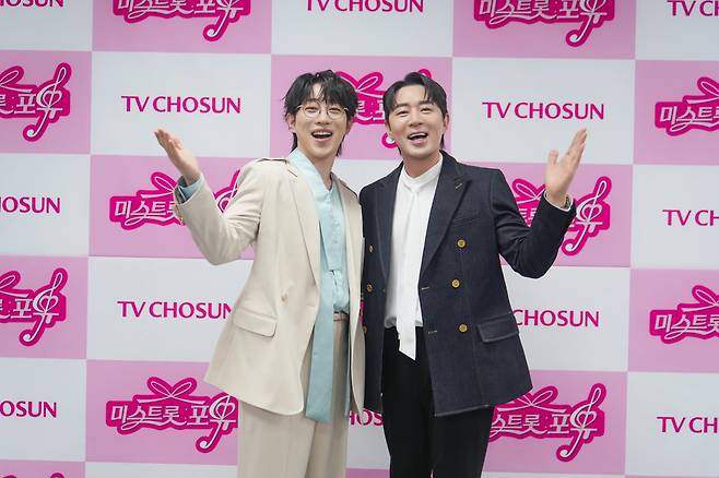 방송인 붐과 가수 안성훈이 TV조선 스핀오프 예능 '미스트롯 포유' MC로 활약을 예고했다. TV조선 제공