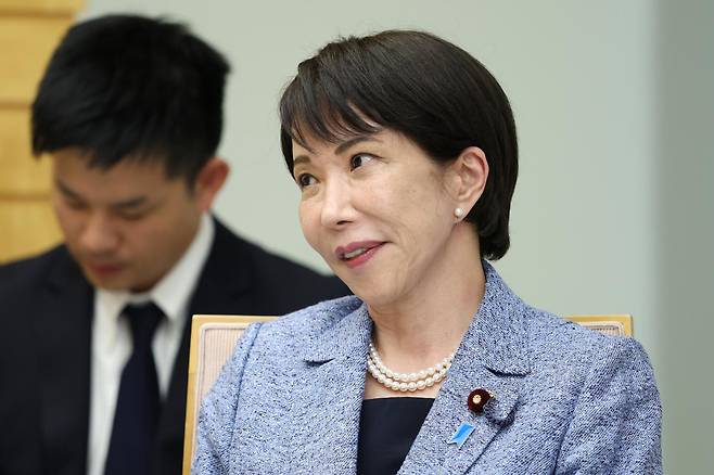 다카이시 사나에 일본 총리가 12일 도쿄 총리 관저에서 마티아스 콜먼 경제협력개발기구(OECD) 사무총장과 회담하고 있다. 도쿄=AP 연합뉴스