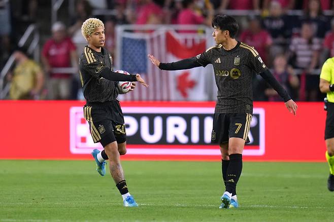 LA FC의 손흥민(오른쪽)이 13일 미국 미주리주 세인트루이스 에너자이즈 파크에서 열린 2026 MLS 13라운드 세인트루이스와의 경기 후반 28분 만회 골을 넣은 다비드 마르티네스를 축하하고 있다. 세인트루이스=AP 뉴시스