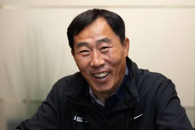 8일 서울 구로구 고척스카이돔에서 송인석 키움 히어로즈 야구단 버스 기사가 본보와 인터뷰하고 있다. 강예진 기자