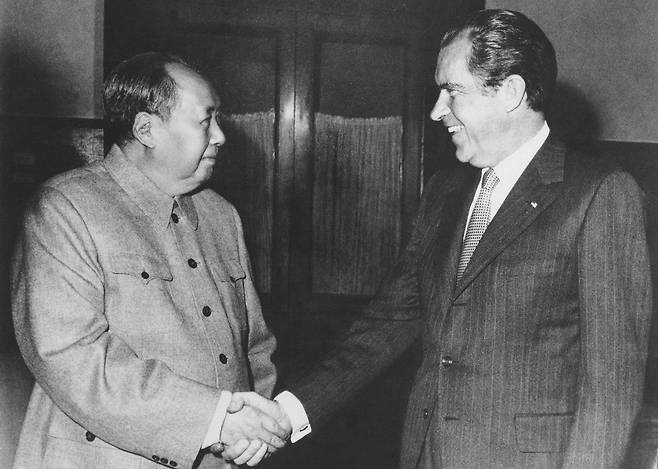 마오쩌둥(왼쪽) 중국 전 공산당 주석과 리처드 닉슨 미국 전 대통령이 1972년 2월 중국 베이징에서 만나 악수하고 있다. 당시 미국과 중국은 공식 수교를 하기 전이었다. AP 연합뉴스