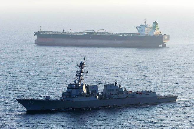 미국 해군 구축함 라파엘 페랄타(DDG 115)호가 지난달 26일 호르무즈해협에서 이란 항구로 진입을 시도한 M/T 스트림호에 대해 봉쇄 조치를 하고 있다. 미 중부사령부 엑스(X) 캡처