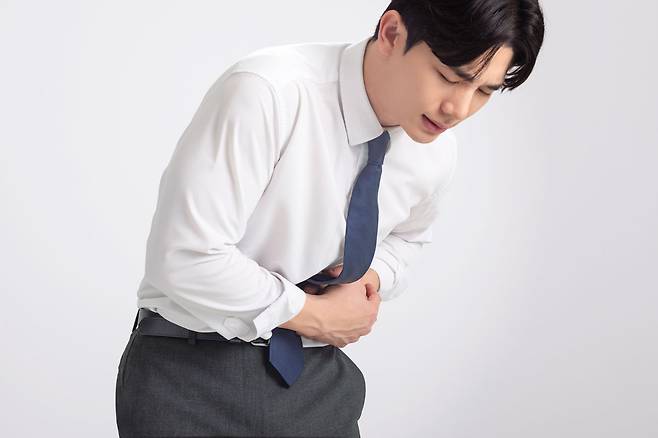 중년 남성에게 갑작스러운 오한과 고열, 옆구리 통증이 발생하면 전립선 종양이나 비대증 등 하부 요로 이상이 원인일 수 있다./사진=클립아트코리아