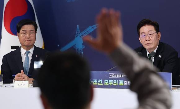 이재명 대통령이 13일 호텔현대 바이 라한 울산에서 열린 K-조선 미래비전간담회에서 참석자들의 발언 요청을 받고 있다. 왼쪽은 이상균 HD현대중공업 대표이사. 2026.5.13 [사진=연합뉴스]