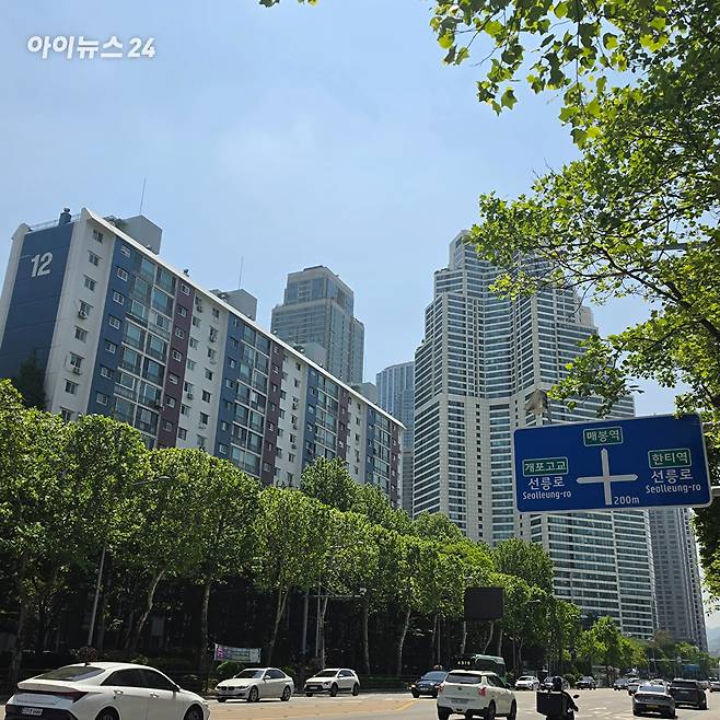 강남구 대치동의 '개포우성 1·2차 아파트(왼쪽)'와 도곡동의 타워팰리스 전경. 2026.05.13 [사진=이효정 기자 ]