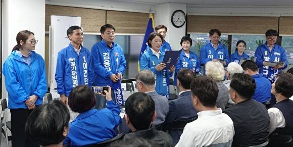 지난 13일 부승찬 의원(더불어민주당) 지역사무실에서 열린 용인시병 공천자대회에서 류정원 경기도의원 후보가 결의문을 낭독하고 있다. [사진=부승찬 의원실]