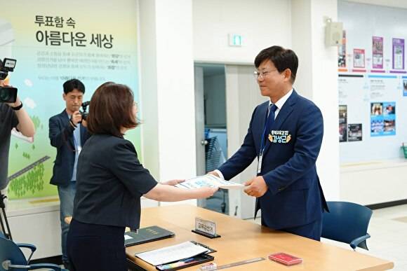 김성근 충북교육감 예비후보가 14일 충북도선거관리위원회에서 후보 등록을 하고 있다.  [사진=김성근 충북교육감 후보]