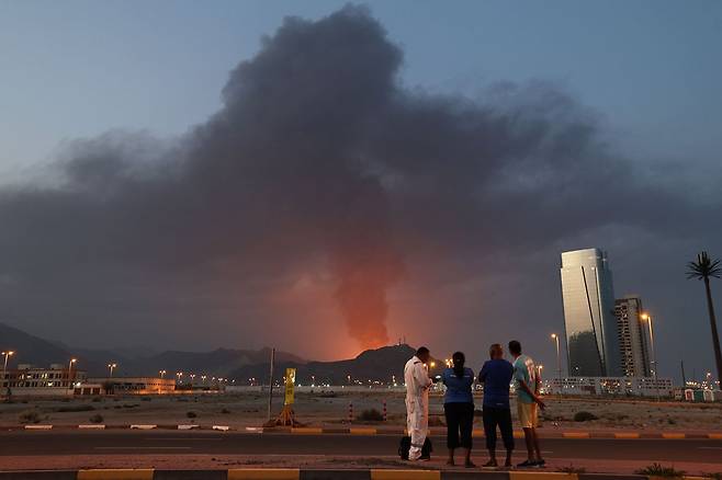 지난 3월 초, 이란 전쟁 여파로 UAE 푸자이라 지역이 피격된 직후의 모습. AAFP=연합뉴스