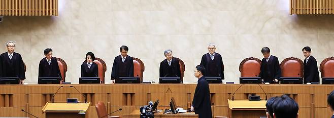 조희대 대법원장과 대법관들이 3월 19일 서울 서초구 대법원에서 열린 전원합의체 선고에 입장하고 있다. 연합뉴스