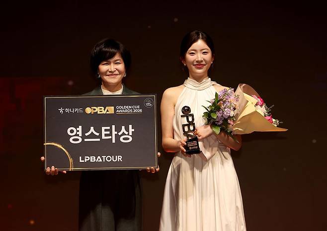 프로당구 산체스·김가영, 남녀 MVP 수상...정수빈 영스타상   (서울=연합뉴스) 이대호 기자 = '스페인 3쿠션 전설' 다니엘 산체스(웰컴저축은행)와 '당구여제' 김가영(하나카드)이 2025-2026시즌 프로당구를 가장 빛낸 최우수선수(MVP)로 우뚝 섰다.   프로당구협회(PBA)는 17일 서울 광진구 그랜드워커힐 비스타홀에서 열린 '하나카드 PBA 골든큐 어워즈 2026'에서 산체스와 김가영이 각각 남녀부 대상을 차지했다고 밝혔다. 영스타상을 받은 정수빈. 2026.3.17 [PBA 제공. 재판매 및 DB 금지] (끝)  〈저작권자(c) 연합뉴스, 무단 전재-재배포, AI 학습 및 활용 금지〉
