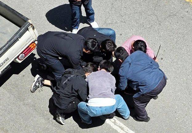 지난 5일 오전 광주 광산구 월계동 한 도로에서 장윤기를 경찰이 긴급 체포하고 있다. 연합뉴스
