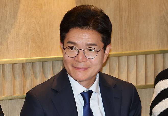 정원오 더불어민주당 서울시장 후보가 14일 서울 중구 투썸플레이스 정동길점에서 열린 정원오의 찾아가는 간담회⑦:소상공인편 '소상공인의 든든한 동반자 서울'에서 미소짓고 있다. 뉴스1